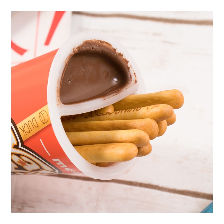 Meiji Yan Yan Chocolate Creme Cracker Stick With Dip - 57g